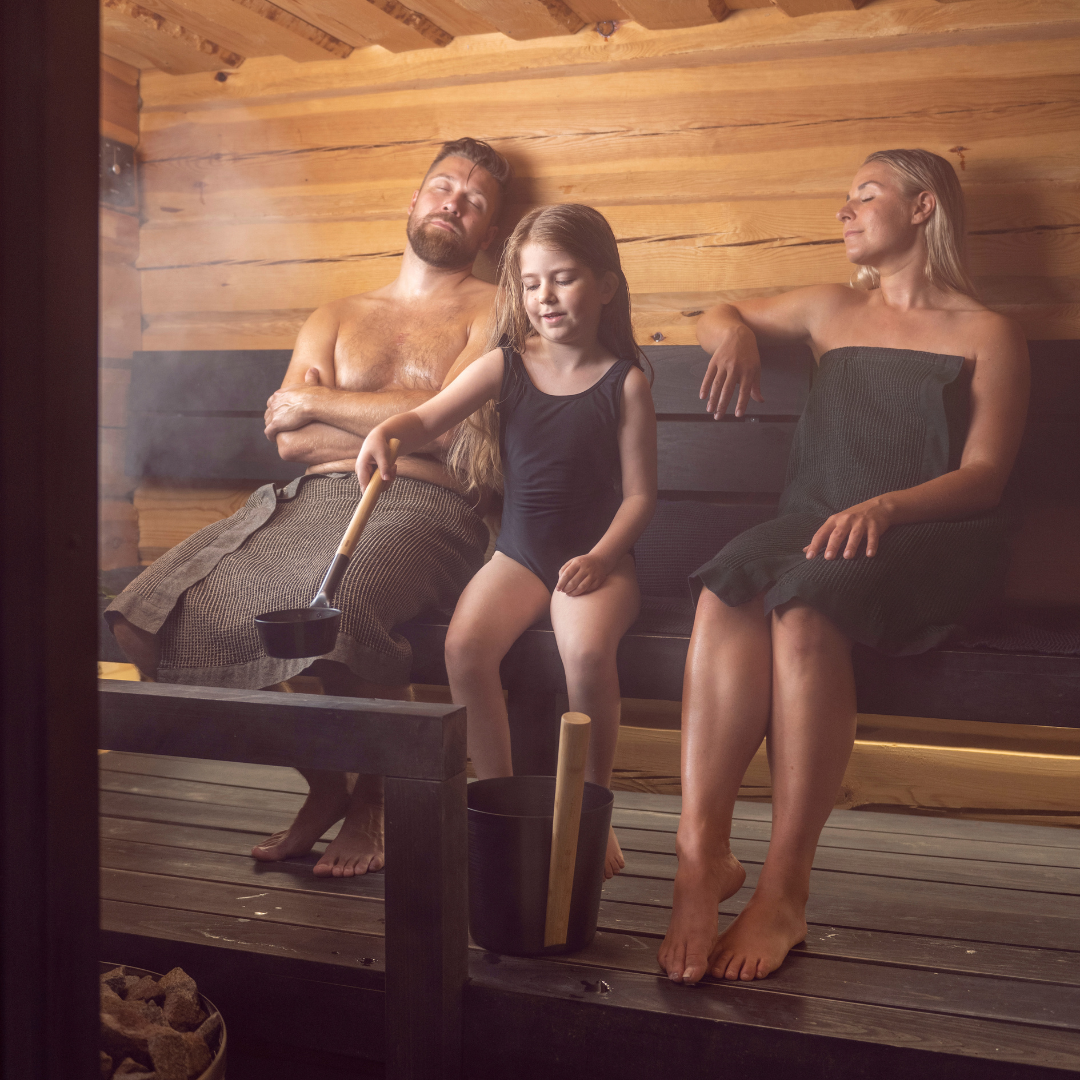 Rento sauna øse - i sortbrun aluminium og lyst bambus