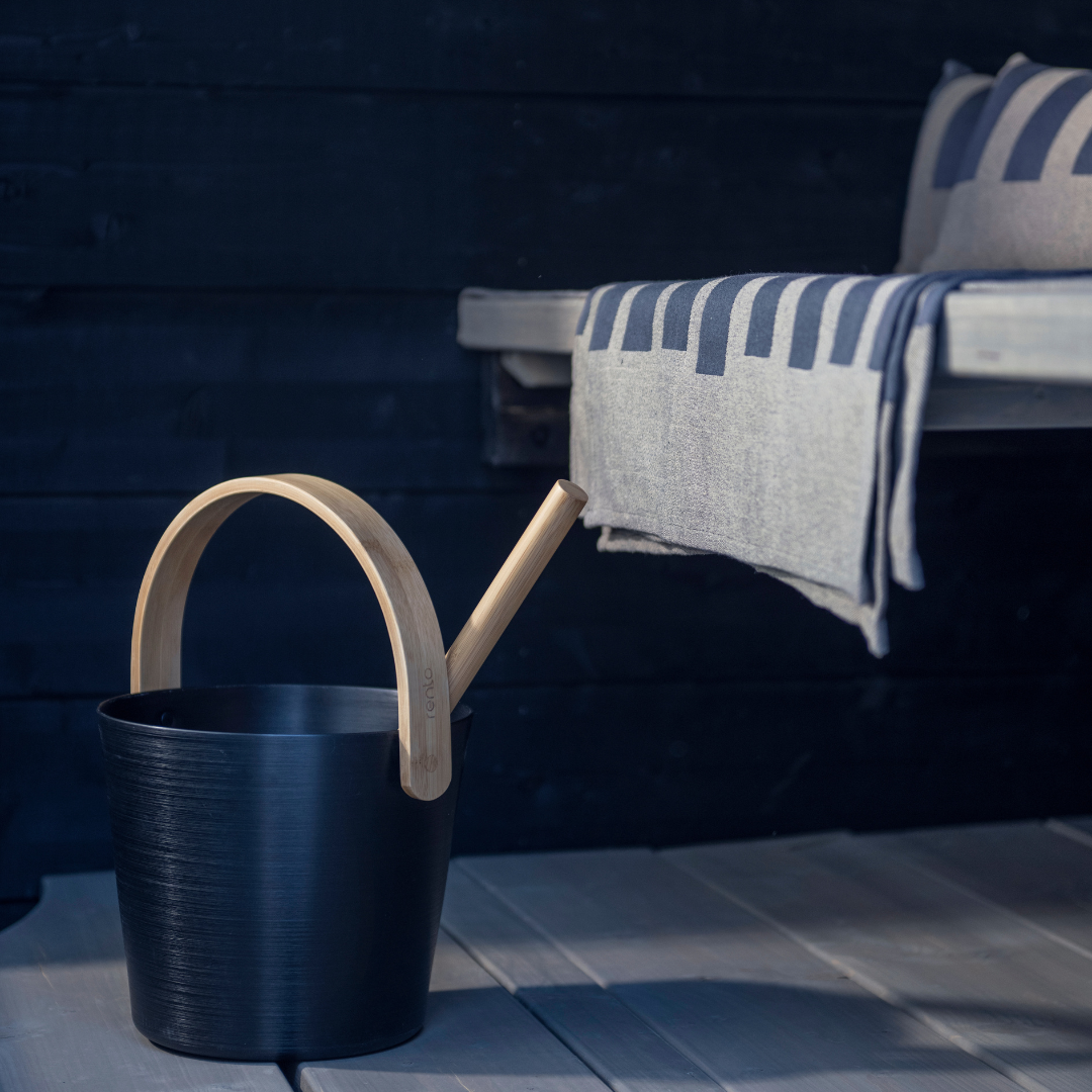 Rento sauna øse - i sort aluminium og bambus